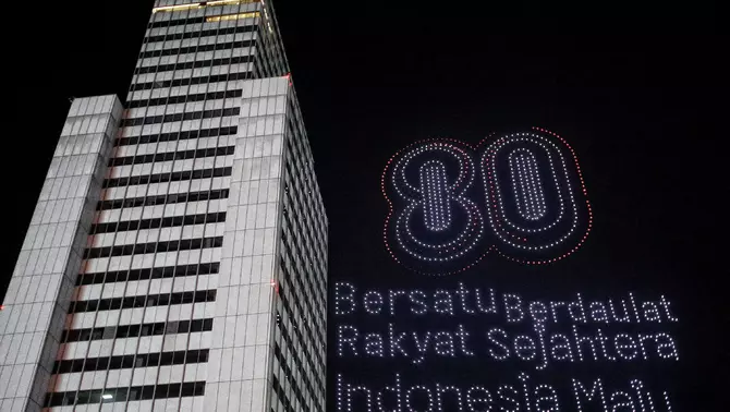 Pertunjukan drone pada malam Pesta Rakyat dan Karnaval Kemerdekaan di kawasan Bunderan HI, Jakarta, Minggu 17 Agustus 2025 malam.
