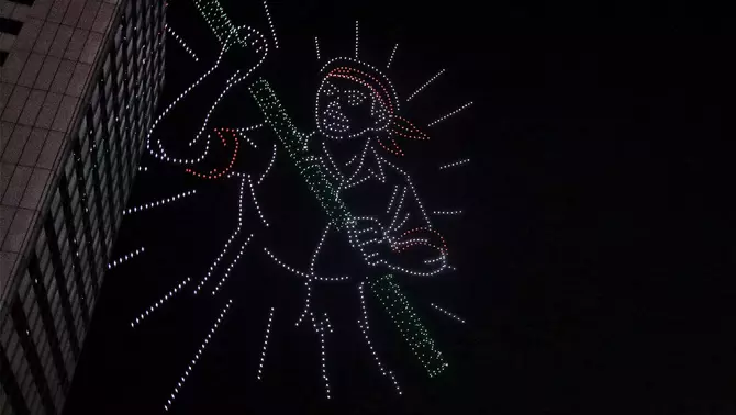 Pertunjukan drone pada malam Pesta Rakyat dan Karnaval Kemerdekaan di kawasan Bunderan HI, Jakarta, Minggu 17 Agustus 2025 malam.