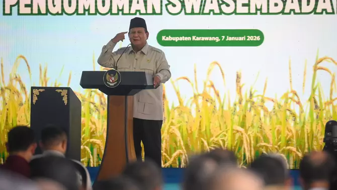 Presiden Prabowo Subianto menyampaikan paparan dalam acara panen raya dan pengumuman swasembada pangan nasional 2025 di Cilebar, Karawang, Jawa Barat, Rabu 7 Januari 2026.