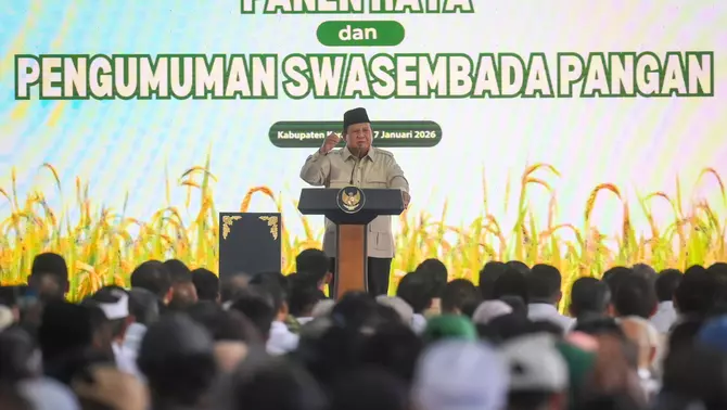 Presiden Prabowo Subianto menyampaikan paparan dalam acara panen raya dan pengumuman swasembada pangan nasional 2025 di Cilebar, Karawang, Jawa Barat, Rabu 7 Januari 2026.