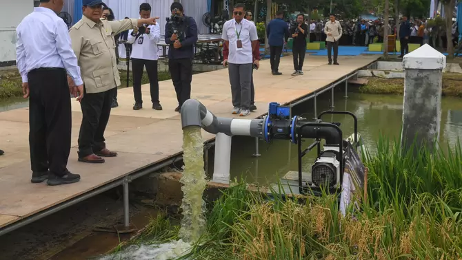Presiden Prabowo Subianto (kedua kiri) didampingi Menteri Pertanian Amran Sulaiman (kiri) meninjau sawah dalam acara panen raya dan pengumuman swasembada pangan nasional 2025 di Cilebar, Karawang, Jawa Barat, Rabu 7 Januari 2026.