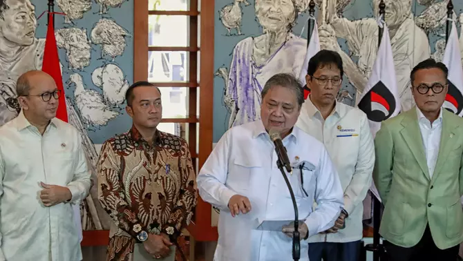 Menko Perekonomian Airlangga Hartarto (tengah), didampingi (kiri ke kanan) CEO Danantara Rosan Roeslani, Mensesneg Prasetyo Hadi, Menteri Keuangan Purbaya Yudhi Sadewa, dan COO Danantara Dony Oskaria), memberikan keterangan pers di Kantor Danantara, Jakarta, Jumat 30 Januari 2026.