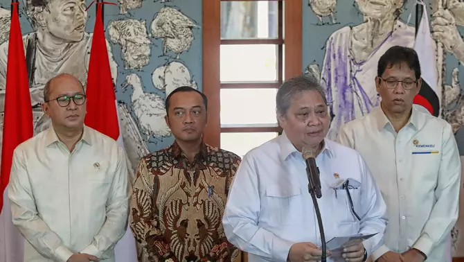 Menko Perekonomian Airlangga Hartarto (dua kanan), didampingi (kiri ke kanan) CEO Danantara Rosan Roeslani, Mensesneg Prasetyo Hadi, dan Menteri Keuangan Purbaya Yudhi Sadewa, memberikan keterangan pers di Kantor Danantara, Jakarta, Jumat 30 Januari 2026.