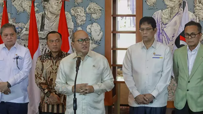 CEO Danantara Rosan Roeslani didampingi (kiri ke kanan) Menko Perekonomian Airlangga Hartarto, Mensesneg Prasetyo Hadi, Menteri Keuangan Purbaya Yudhi Sadewa, dan COO Danantara Dony Oskaria, memberikan keterangan pers di kantor Danantara, Jakarta, Jumat, 30 Januari 2026.