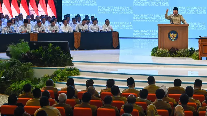 Presiden Prabowo Subianto (atas, kanan) menyampaikan taklimat dalam Rakornas Pemerintah Pusat dan Pemerintah Daerah 2026 di Sentul International Convention Center (SICC), Kabupaten Bogor, Jawa Barat, Senin 2 Februari 2026.