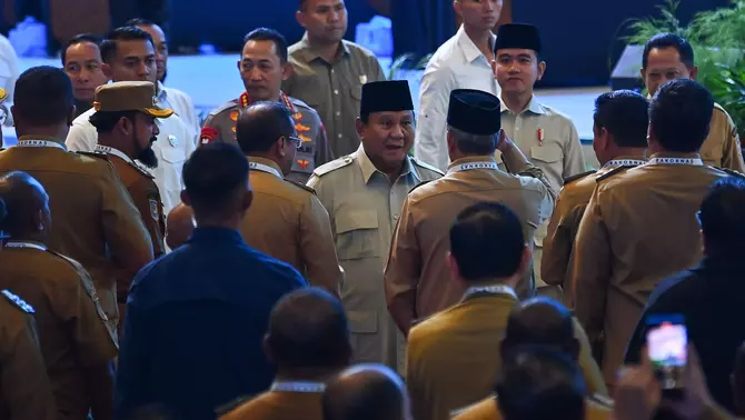 Presiden Prabowo Subianto (tengah) bersama Wapres Gibran Rakabuming Raka (atas, kedua kanan), Mendagri Tito Karnavian (atas, kanan), dan Kapolri Jenderal Pol. Listyo Sigit Prabowo (atas, kedua kiri) menyapa sejumlah kepala daerah dalam Rakornas Pemerintah Pusat dan Pemerintah Daerah 2026 di Sentul International Convention Center (SICC), Kabupaten Bogor, Jawa Barat, Senin 2 Februari 2026.