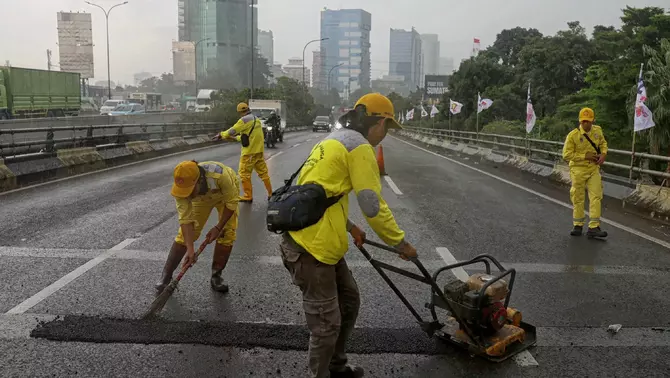 Petugas Suku Dinas (Sudin) Bina Marga DKI Jakarta, yang sering disebut 