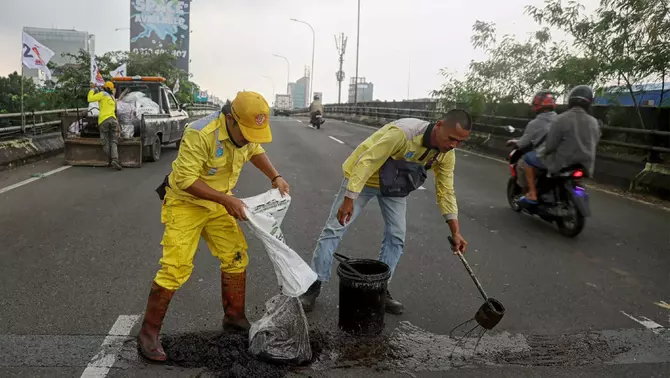 Petugas Suku Dinas (Sudin) Bina Marga DKI Jakarta, yang sering disebut 