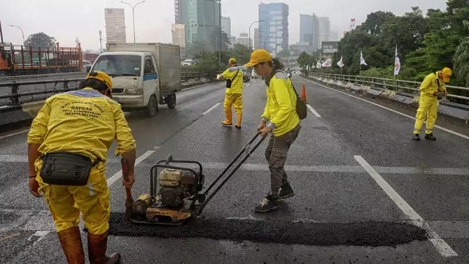 Petugas Suku Dinas (Sudin) Bina Marga DKI Jakarta, yang sering disebut 