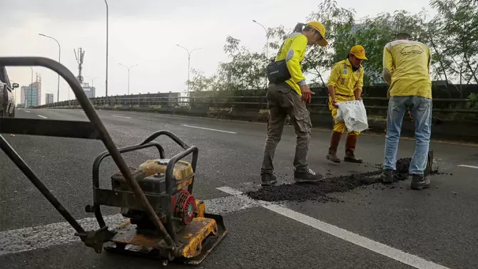 Petugas Suku Dinas (Sudin) Bina Marga DKI Jakarta, yang sering disebut 