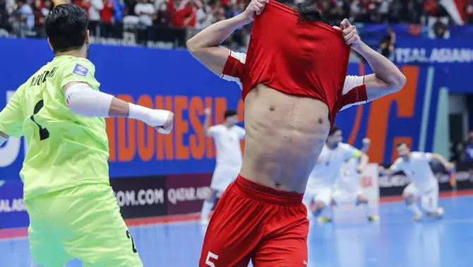 Pemain Timnas futsal Indonesia Israr Megantara (kanan) menutup wajahnya usai gagal mencetak gol ke gawang Timnas futsal Iran saat adu pinalti pada pertandingan final AFC Futsal Asian Cup 2026 di Indonesia Arena, Senayan, Jakarta, Sabtu 7 Februari 2026.
