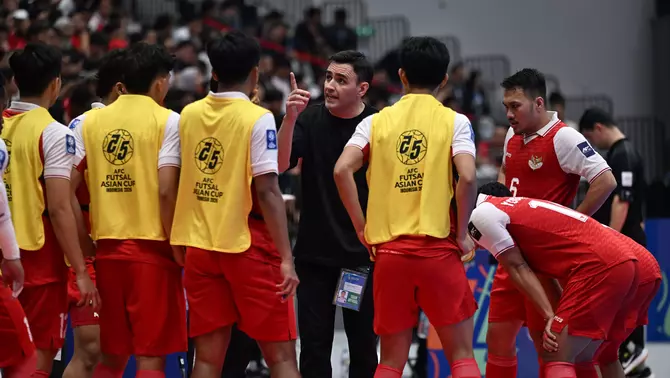 Pelatih Timnas futsal Indonesia Hector Souto Vazquez (tengah) memberikan arahan kepada timnas futsal Indonesia saat pertandingan melawan Iran pada final AFC Futsal Asian Cup 2026 di Indonesia Arena, Senayan, Jakarta, Sabtu 7 Februari 2026.