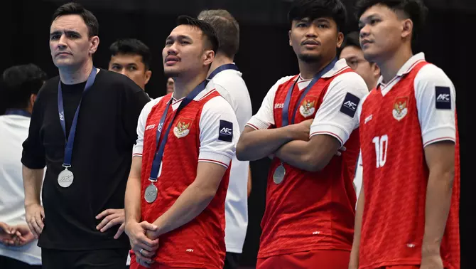 Pemain Timnas futsal Indonesia Samuel Eko (kedua kiri) bersama rekannya Firman Adriansyah (kanan), Syauqi Saud (kedua kanan) dan pelatih Hector Souto (kiri) menangis usai kalah dari Timnas futsal Iran saat pertandingan final AFC Futsal Asian Cup 2026 di Indonesia Arena, Senayan, Jakarta, Sabtu 7 Februari 2026.