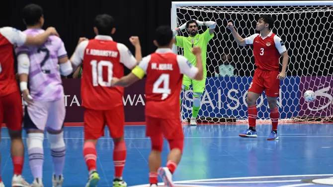Pemain Timnas futsal Indonesia Muhammad Rizki Xavier (kanan) melakukan selebrasi usai mencetak gol ke gawang Timnas futsal Iran yang dijaga oleh Mahdi Rostami (kedua kanan) saat adu penalti pada pertandingan final AFC Futsal Asian Cup 2026 di Indonesia Arena, Senayan, Jakarta, Sabtu (7/2/2026).