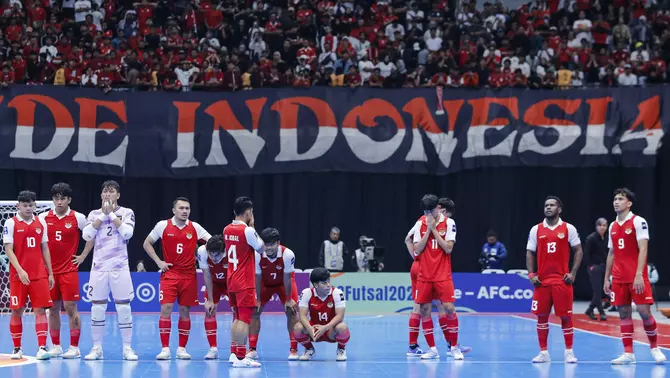 Pemain Timnas futsal Indonesia menunggu giliran untuk menendang penalti ke gawang Timnas futsal Iran saat pertandingan final AFC Futsal Asian Cup 2026 di Indonesia Arena, Senayan, Jakarta, Sabtu 7 Februari 2026.
