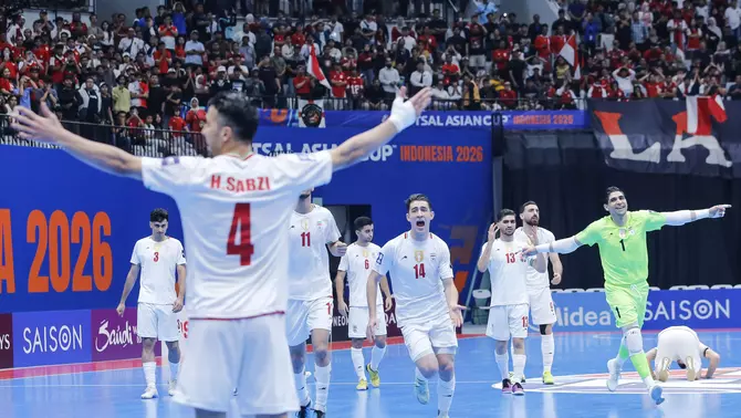 Pemain Timnas futsal Iran melakukan selebrasi usai mengalahkan Timnas futsal Indonesia saat pertandingan final AFC Futsal Asian Cup 2026 di Indonesia Arena, Senayan, Jakarta, Sabtu 7 Februari 2026.