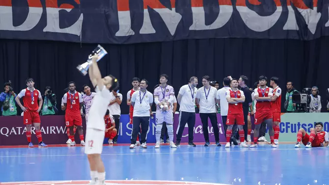 Pemain Timnas futsal Indonesia melihat pemain futsal Iran mengangkat tropi usai pertandingan final AFC Futsal Asian Cup 2026 di Indonesia Arena, Senayan, Jakarta, Sabtu 7 Februari 2026.