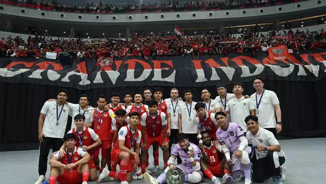 Pemain dan ofisial Timnas futsal Indonesia berfoto bersama suporter usai bertanding melawan Timnas futsal Iran pada pertandingan final AFC Futsal Asian Cup 2026 di Indonesia Arena, Senayan, Jakarta, Sabtu 7 Februari 2026.