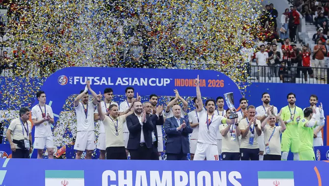 Pemain Timnas futsal Iran mengangkat tropi usai mengalahkan Timnas futsal Indonesia saat pertandingan final AFC Futsal Asian Cup 2026 di Indonesia Arena, Senayan, Jakarta, Sabtu 7 Februari 2026.