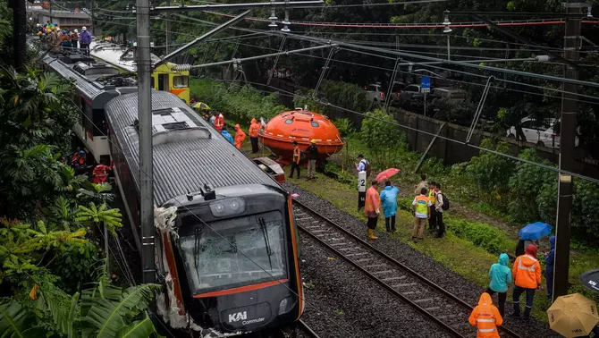 Sebagian rangkaian kereta api (KA) Bandara Soekarno-Hatta keluar rel setelah menabrak truk di pelintasan sebidang  di Poris, Kota Tangerang, Banten, Jumat, 20 Februari 2026.