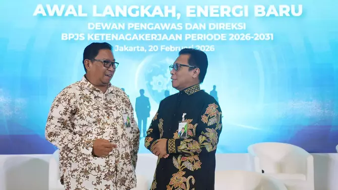 Direktur Utama BPJS Ketenagakerjaan Saiful Hidayat (kanan), bersama Ketua Dewan Pengawas BPJS Ketenagakerjaan Dedi Hardianto, berbincang usai memperkenalkan jajaran Direksi dan Dewan Pengawas BPJS Ketenagakerjaan periode 2026-2031 di Plaza BPJS Ketenagakerjaan di Jakarta, Jumat (20/2/2026).