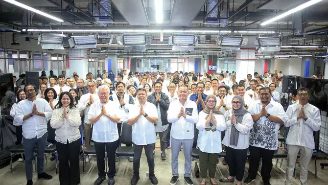 Komisaris Utama B-Universe Enggartiasto Lukita (tiga kiri), CEO B-Universe Rio Aburachman (empat kiri), Direktur Pemberitaan B-Universe Apreyvita Wulansari (dua kiri), sejumlah jajaran direksi, pemred, sfaf redaksi, dan karyawan B-Universe berfoto bersama dalam acara buka bersama di kantor B-Universe, PIK 2, Tangerang, Banten, Senin 23. Februari 2026.