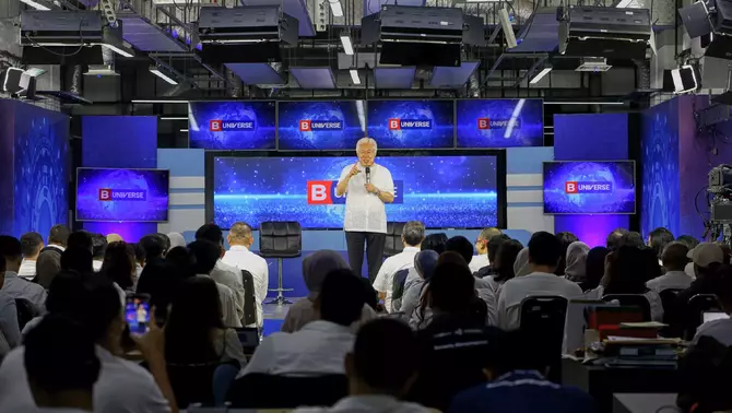 Komisaris Utama B-Universe Enggartiasto Lukita memberikan sambutan dalam acara buka bersama di kantor B-Universe, PIK 2, Tangerang, Banten, Senin 23 Februari 2026.