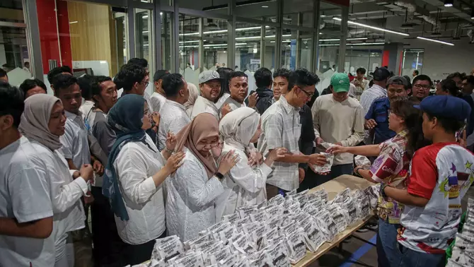 Karyawan B-Universe antri makanan berbuka dalam acara buka bersama di kantor B-Universe, PIK 2, Tangerang, Banten, Senin 23. Februari 2026.