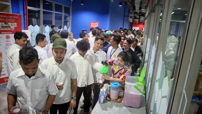 Karyawan B-Universe antri makanan berbuka dalam acara buka bersama di kantor B-Universe, PIK 2, Tangerang, Banten, Senin 23 Februari 2026.