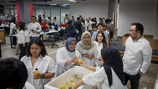 Karyawan B-Universe antri makanan berbuka dalam acara buka bersama di kantor B-Universe, PIK 2, Tangerang, Banten, Senin 23 Februari 2026.