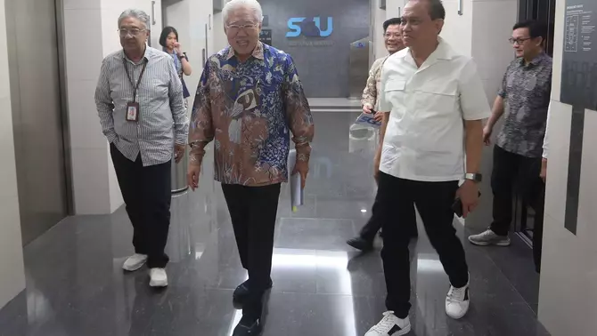 Executive Chairman B-Universe Enggartiasto Lukita (tengah) bersama Chairman Board of Patronage Swiss German University Chris Kanter (kanan) dan Sekretaris Board of Management Swiss German University Yap Hong Gie, saat talkshow orientasi mahasiswa baru Swiss German University (SGU) di Alam Sutera, Tangerang, Banten, Sabtu (28/3/2026).