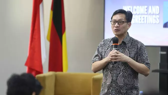 Vice Rector for Academic Affairs Swiss German University (SGU) Assoc. Prof. Leonard P Rusli, B.Sc., M.Sc., Ph.D., memberikan sambutan saat talkshow orientasi mahasiswa baru Swiss German University (SGU) di Alam Sutera, Tangerang, Banten, Sabtu (28/3/2026).