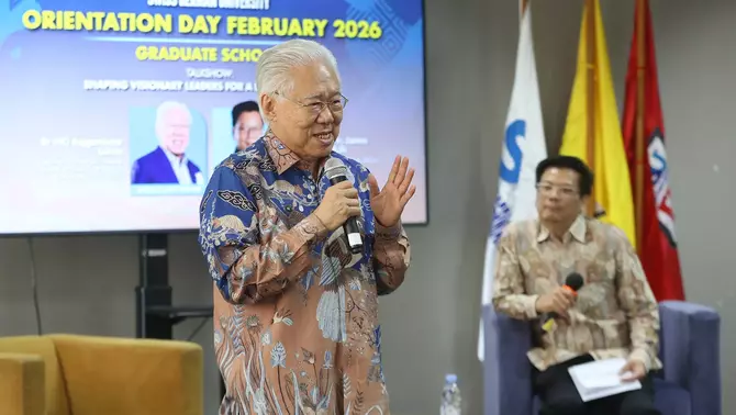 Executive Chairman B-Universe Enggartiasto Lukita (kiri) menjadi pembicara saat talkshow orientasi mahasiswa baru Swiss German University (SGU) di Alam Sutera, Tangerang, Banten, Sabtu (28/3/2026).
