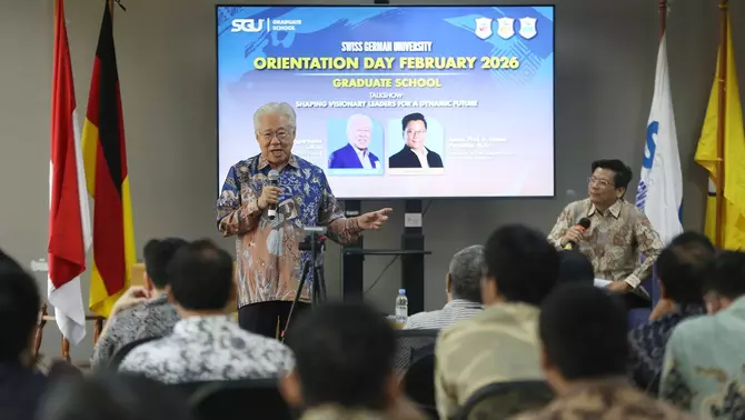Executive Chairman B-Universe Enggartiasto Lukita (kiri) menjadi pembicara saat talkshow orientasi mahasiswa baru Swiss German University (SGU) di Alam Sutera, Tangerang, Banten, Sabtu (28/3/2026).