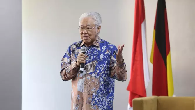 Executive Chairman B-Universe Enggartiasto Lukita (kiri) menjadi pembicara saat talkshow orientasi mahasiswa baru Swiss German University (SGU) di Alam Sutera, Tangerang, Banten, Sabtu (28/3/2026).