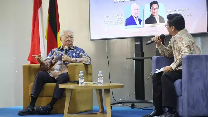 Executive Chairman B-Universe Enggartiasto Lukita (kiri) menjadi pembicara saat talkshow orientasi mahasiswa baru Swiss German University (SGU) di Alam Sutera, Tangerang, Banten, Sabtu (28/3/2026).