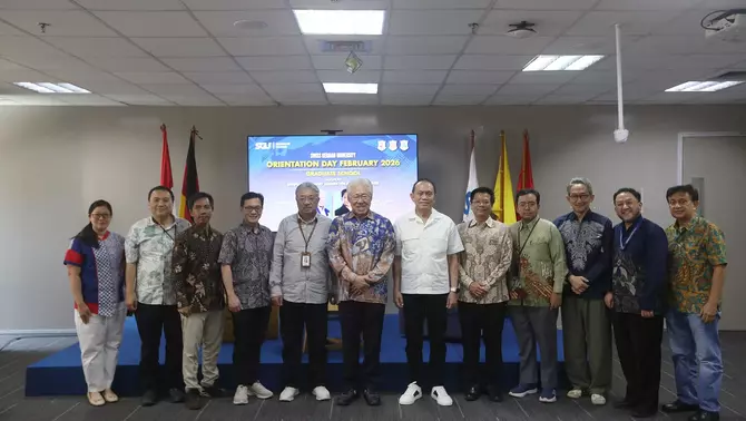 Executive Chairman B-Universe Enggartiasto Lukita bersama Chairman Board of Patronage Swiss German University Chris Kanter, Sekretaris Board of Management Swiss German University Yap Hong Gie dan staf managemen usai talkshow orientasi mahasiswa baru Swiss German University (SGU) di Alam Sutera, Tangerang, Banten, Sabtu (28/3/2026).