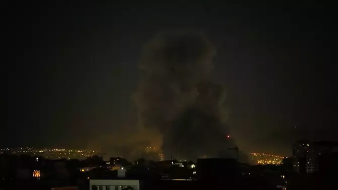 Kepulan asap membubung  dari salah satu lokasi di Teheran, Iran, Minggu, 1 Maret 2026, menyusul serangan Amerika dan Israel.