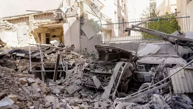 Pu­ing-puing bangunan terlihat setelah serangan Israel-AS di Teheran, Iran, Sabtu, 28 Februari 2026.