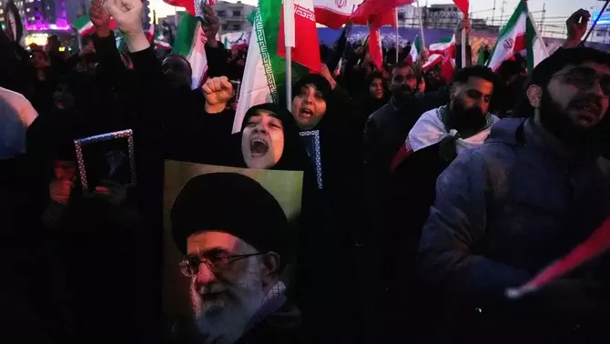 Para pendukung pemerintah membawa foto Pemimpin Tertinggi Iran Ayatullah Ali Khamenei, yang meninggal akibat serangan Amerika dan Israel, di Teheran, Iran, Minggu, 1 Maret 2026.