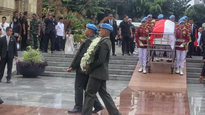 Pasukan TNI dari Paspampres membawa jenazah Wakil Presiden ke-6 Try Sutrisno untuk dimakamkan di Taman Makam Pahlawan Nasional Utama (TMPNU) Kalibata, Jakarta Selatan, Senin 2 Maret 2026.