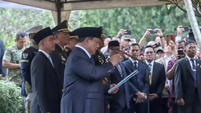 Presiden Prabowo Subianto (kedua kiri) didampingi Wakil Presiden Gibran Rakabuming Raka (kiri) menjadi inspektur upacara pada pemakaman Wakil Presiden ke-6 Try Sutrisno di Taman Makam Pahlawan Nasional Utama (TMPNU) Kalibata, Jakarta, Senin 2 Maret 2026.