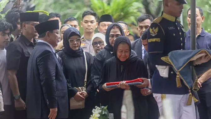 Presiden Prabowo Subianto (kedua kiri) memberi bendera Merah Putih kepada Istri Wakil Presiden ke-6 Try Sutrisno, Tuti Sutiawati (kedua kanan) saat pemakaman Wakil Presiden ke-6 Try Sutrisno di Taman Makam Pahlawan Nasional Utama (TMPNU) Kalibata, Jakarta, Senin 2 Maret 2026.
