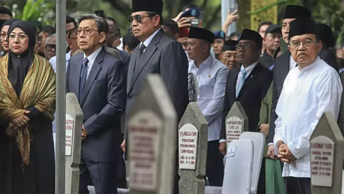 Presiden ke-6 RI Susilo Bambang Yudhoyono (tiga kiri), bersama Wakil Presiden Indonesia ke-11 Boediono (dua kiri), dan Wakil Presiden ke-10 dan ke-12 RI Jusuf Kalla (kanan), menghadiri  pemakaman Wakil Presiden ke-6 Try Sutrisno di Taman Makam Pahlawan Nasional Utama (TMPNU) Kalibata, Jakarta, Senin 2 Maret 2026.