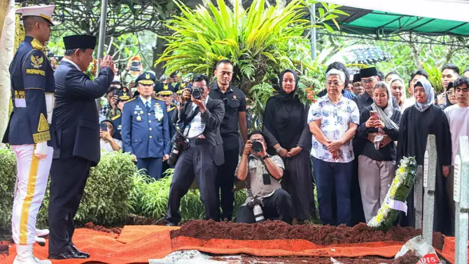 Presiden Prabowo Subianto (kedua kiri) memberi hormat saat menjadi inspektur upacara pada pemakaman Wakil Presiden ke-6 Try Sutrisno di Taman Makam Pahlawan Nasional Utama (TMPNU) Kalibata, Jakarta, Senin 2 Maret 2026.