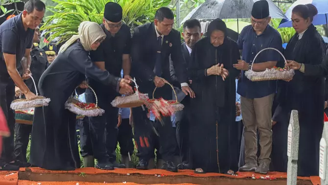 Keluarga dari Wakil Presiden ke-6 Try Sutrisno menaburkan bunga saat pemakaman di Taman Makam Pahlawan Nasional Utama (TMPNU) Kalibata, Jakarta, Senin 2 Maret 2026.