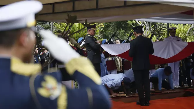 Suasana prosesi pemakaman Wakil Presiden ke-6 RI Try Sutrisno di Taman Makam Pahlawan Nasional Utama (TMPNU) Kalibata, Jakarta Selatan, Senin 2 Maret 2026.