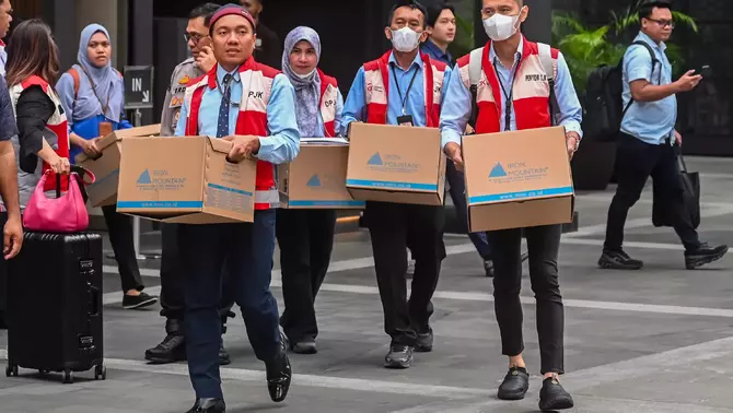 Tim penyidik Otoritas Jasa Keuangan (OJK) mengamankan sejumlah barang sitaan usai melakukan penggeledahan di kantor PT MASI di kawasan Sudirman Central Business District, Jakarta, Rabu  4 Maret 2026.