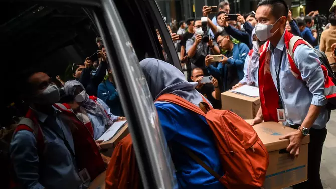 Tim penyidik Otoritas Jasa Keuangan (OJK) mengamankan sejumlah barang sitaan usai melakukan penggeledahan di kantor PT MASI di kawasan Sudirman Central Business District, Jakarta, Rabu  4 Maret 2026.