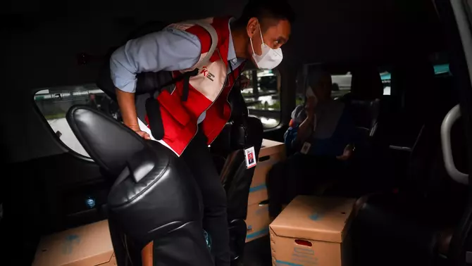 Tim penyidik Otoritas Jasa Keuangan (OJK) mengamankan sejumlah barang sitaan usai melakukan penggeledahan di kantor PT MASI di kawasan Sudirman Central Business District, Jakarta, Rabu  4 Maret 2026.